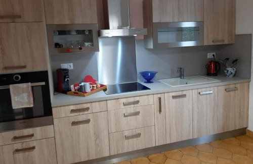 Redessan Apartment | Independent apartment in the countryside + swimming pool, at the bottom of a detached house