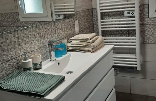 Redessan Apartment | Independent apartment in the countryside + swimming pool, at the bottom of a detached house