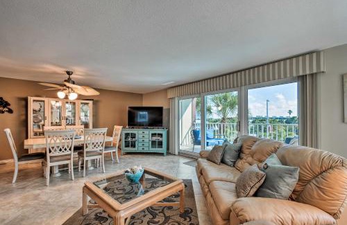 Indian Shores Apartment | Indian Shores Condo with 2 Balconies and Pool Access!