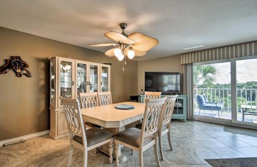 Indian Shores Apartment | Indian Shores Condo with 2 Balconies and Pool Access!