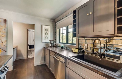 Peak's Suburban Addition Condo | Indulge in a luxury Dallas escape featuring a king-size luxury hybrid bed,, high-speed Wi-Fi, and an award-winning courtyard oasis. Steps from Deep Ellum, Lakewood, and downtown.