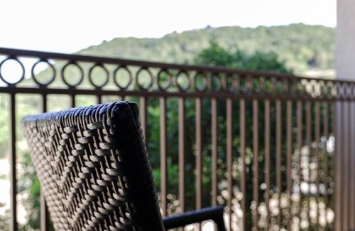 Boerne Hotel | Indulge in Upscale Hill Country Living: Golf, Free Parking & Multiple Pools