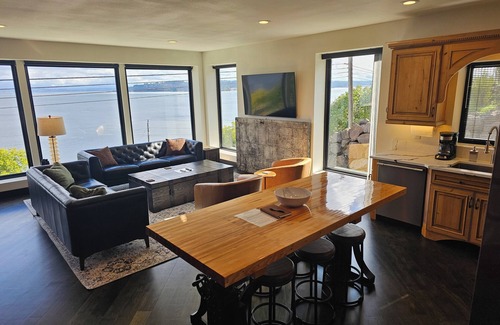North End Apartment | Industrial modern house with Water Views – Ideal Tacoma Getaway