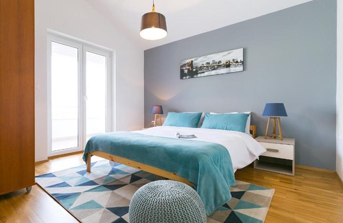 Gulici Apartment | Industrial style 2 Bedroom Apt 3 min from the beach!