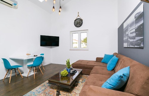 Gulici Apartment | Industrial style 2 Bedroom Apt 3 min from the beach!