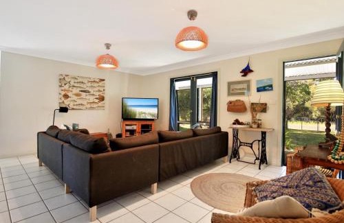 Callala Beach House | Innisfree I Pet Friendly I 2 Mins to Beach