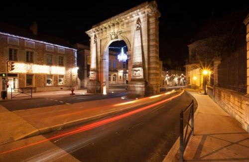 Beaune City Centre Apartment | INSOLITE Le logement des gardes de la porte de Beaune au XVIIe siècle ATYPIQUE