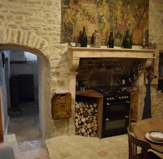 Beaune City Centre Apartment | INSOLITE Le logement des gardes de la porte de Beaune au XVIIe siècle ATYPIQUE