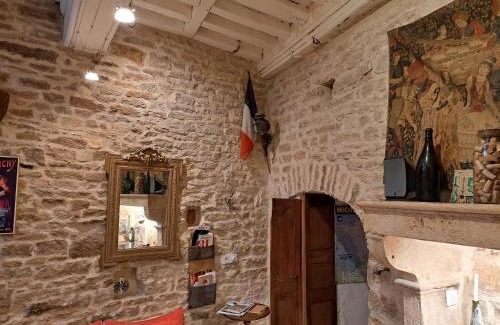 Beaune City Centre Apartment | INSOLITE Le logement des gardes de la porte de Beaune au XVIIe siècle ATYPIQUE