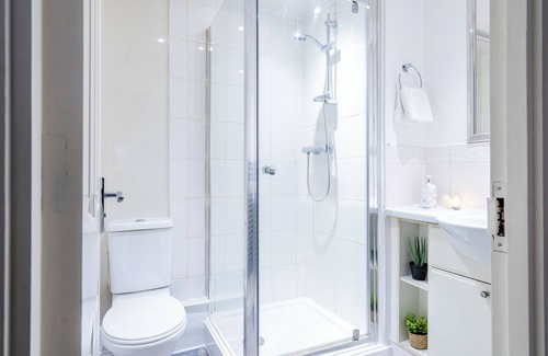 Hemel Hempstead Apartment | InSpires House For Contractors, Families, Relocators, Free Parking