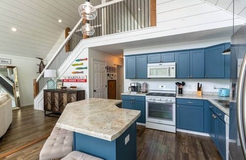 Holcomb House | Insta-worthy Rock River cabin