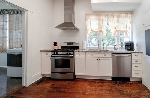 Summerville House | Insurance 5 Bdrms 2 Kitchens 2 Laundry Fenced In Yard & More - Big Bungalow