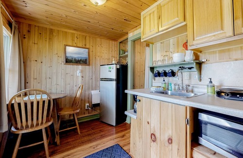 Thornton Cabin | Intimate cottage with a kitchenette, WiFi, gas grill & seasonal pool