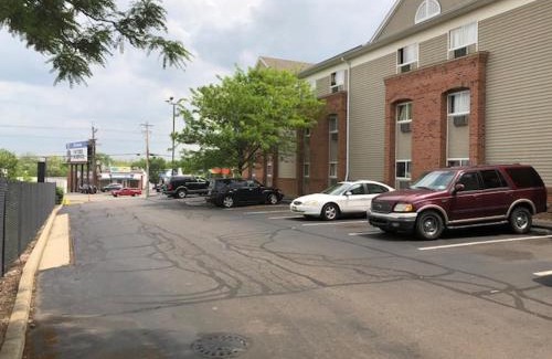 Groesbeck Hotel | InTown Suites Extended Stay Cincinnati OH - Colerain