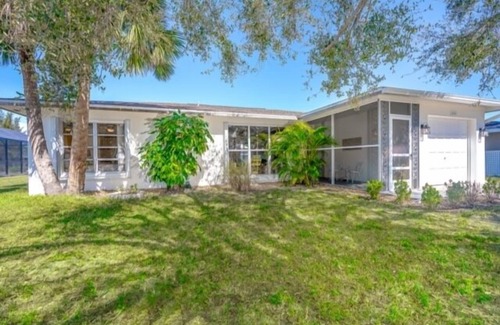 Oakland Hills House | Introducing Caddy Shack,the perfect abode for your short-term stay. This delightful 2 bed, 2 bath canal home has been thoughtfully remodeled to exude a beachy atmosphere