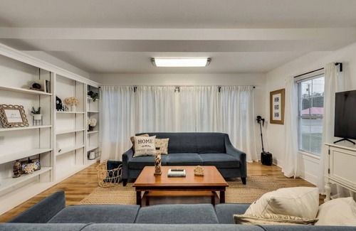 Palestine House | Inviting 100-yr-old updated & roomy cottage w/deck