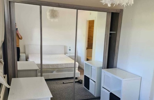 Preston Apartment | Inviting 2-Bed Apartment in London by Gordy Duncan