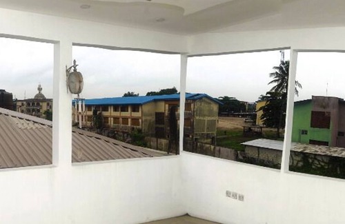 Surulere Apartment | Inviting 2-Bed Apartment in Lagos -canal views