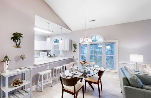 Myrtle Beach Condo | Inviting 3rd floor condo with pool, fitness area, golf, central AC, & W/D