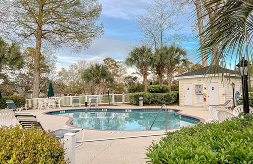 Myrtle Beach Condo | Inviting 3rd floor condo with pool, fitness area, golf, central AC, & W/D
