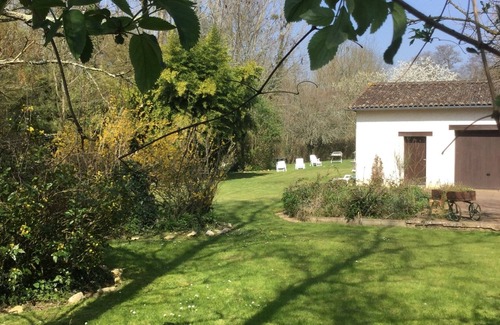 Cravans Villa | Inviting 6-Bed Farmhouse