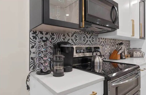 Glen Echo Apartment | Inviting 7 Bed Home with Hot Tub and Fire Pit