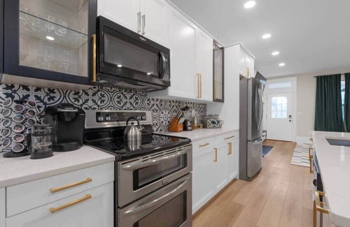 Glen Echo Apartment | Inviting 7 Bed Home with Hot Tub and Fire Pit