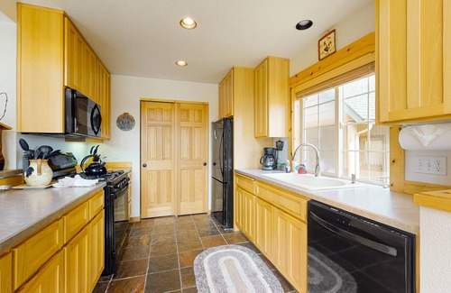 Redmond Ski Chalet | Inviting chalet with private hot tub, grill, 3 pools, hot tub, gym, & tennis