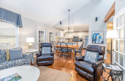 The Galena Territory House | Inviting Home with Stunning Golf Course View - Fireplace, Hot Tub & Fire Pit