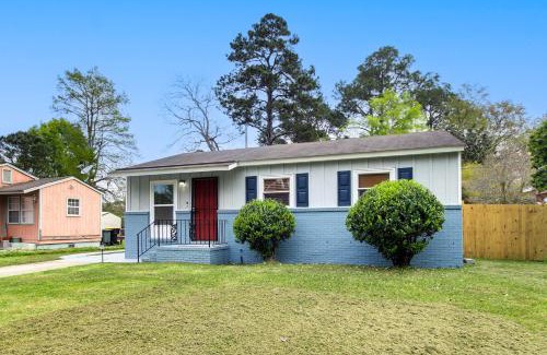 Cloverdale House | Inviting Savannah Home with Yard 3 Mi to Downtown!