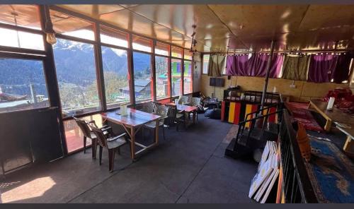 Tosh Hotel | Iris cafe and cozy stay