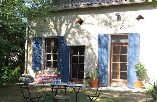 Gardonne Cottage | Iris Meadow Cottage in the midst of Dordogne's vineyards