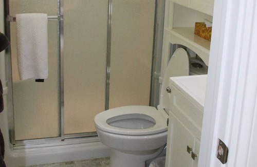 Georgetown House | Iris's Place, Georgetown 1st floor Apartment, close to train station to Toronto