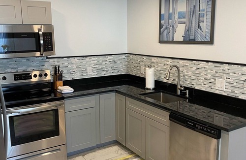 Fifth Ward Apartment | IRISH AMERICAN INN - Cliff Walk - free parking