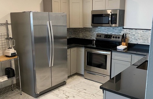 Fifth Ward Apartment | IRISH AMERICAN INN - Cliff Walk - free parking