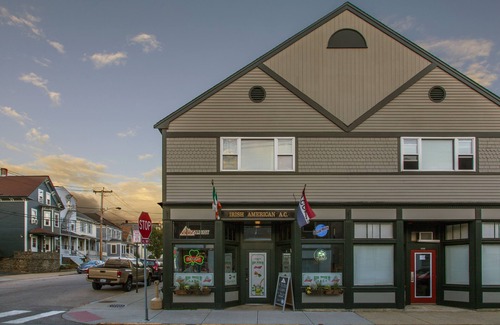 Fifth Ward Apartment | IRISH AMERICAN INN - Cliff Walk - free parking