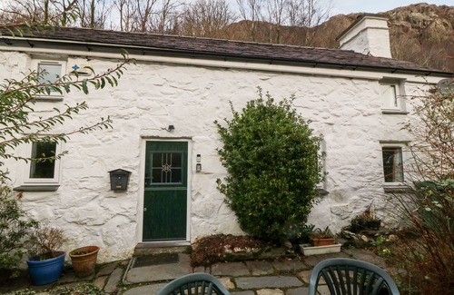 Beddgelert House | IS Y GRAIG, pet friendly, with open fire in Beddgelert