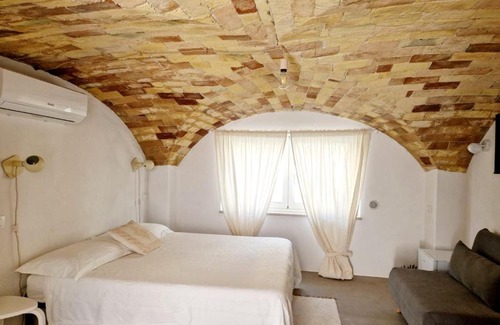 Pineto House | Isabella