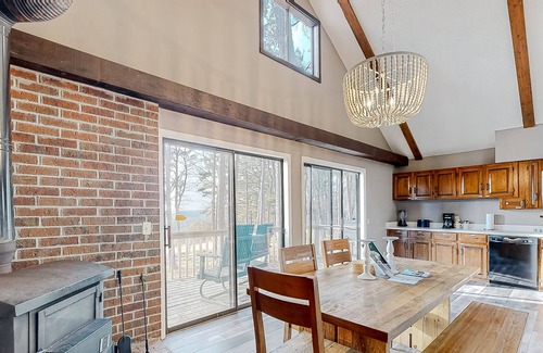 Eureka Springs Cottage | Island cottage on golf course with deck, fireplace - lake nearby