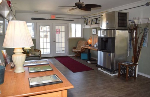 Chincoteague Apartment | Island Creek Retreat Cozy Efficiency Suite w/Shared Pool, Crabbing Pier & Wi-Fi
