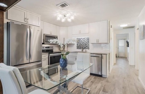 Holmes Beach House | Island Escape 2 Bedroom Villa by Redawning