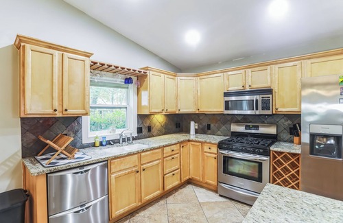 Saint Simons Heights House | Island Gateway 3BR Retreat with Fire Pit – Near Beaches & Dining