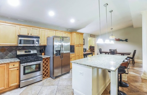 Saint Simons Heights House | Island Gateway 3BR Retreat with Fire Pit – Near Beaches & Dining