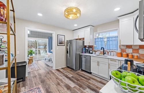 McKnight Apartment | Island Gem~Riverfront, Near RMU Sports Center~4 BR