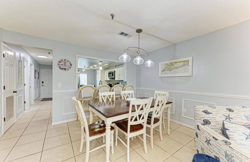 Bradenton Beach Condo | Island Time-Private Beach Access-Heated Pool-Water Views