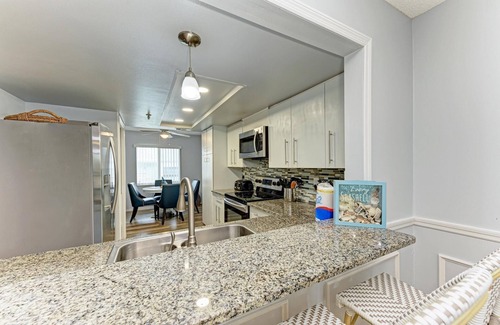 Bradenton Beach Condo | Island Time-Private Beach Access-Heated Pool-Water Views