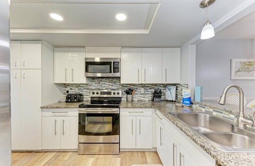 Bradenton Beach Condo | Island Time-Private Beach Access-Heated Pool-Water Views
