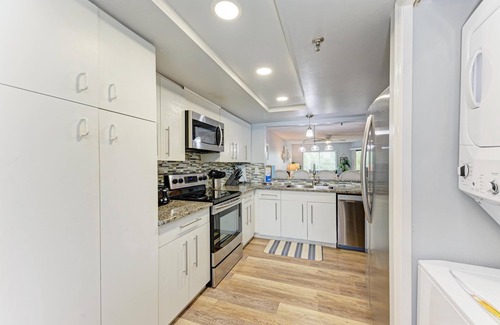 Bradenton Beach Condo | Island Time-Private Beach Access-Heated Pool-Water Views