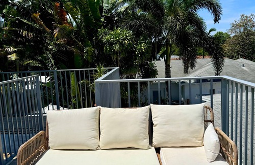 Wilton Manors Apartment | Islands Inn on the Drive - Sunshine 2BD Suite - A0
