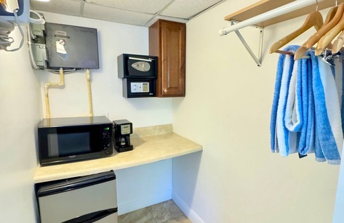Wilton Manors Apartment | Islands Inn on the Drive - Aqua Serenity Suite - King Bed - A4